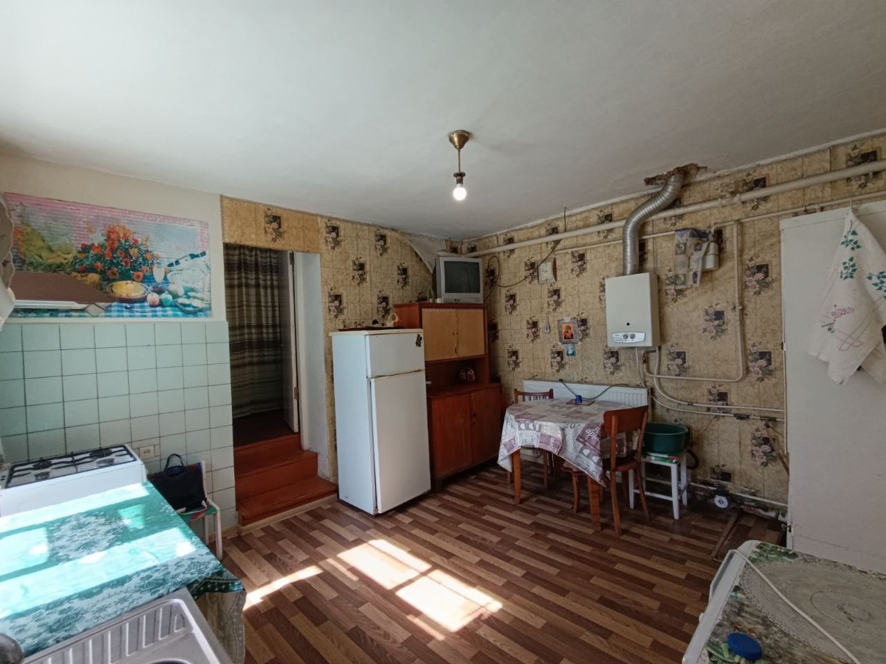 🏡 Продам дом в Луганске, ул. Карпинского (р-н маг. «Большой Папа») ✨ Характеристики: — Общая площадь: 75 м² — 4 жилые комнаты (одна проходная) — Просторная кухня 15 м² 🍳 — Санузел раздельный, в доме — Отопление — котёл, горячая вода — газовая колонка — Участок приватизированный, 6 соток (ровный) — Есть капита...