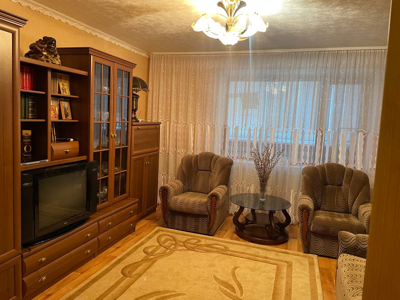 Продается просторная 3-комнатная квартира в Алчевске 📍 ул. Сарматская (7/14 этаж, кирпичный дом) ✅ Основные параметры: ✔ Общая площадь: 72,5 м² ✔ Планировка: 3 раздельные комнаты Кухня 9 м² (встроенный гарнитур) Большой тамбур 🏡 Особенности квартиры: ✓ 2 застекленных балкона: Кухонный (3 м) В спальне (11 м) ✓...