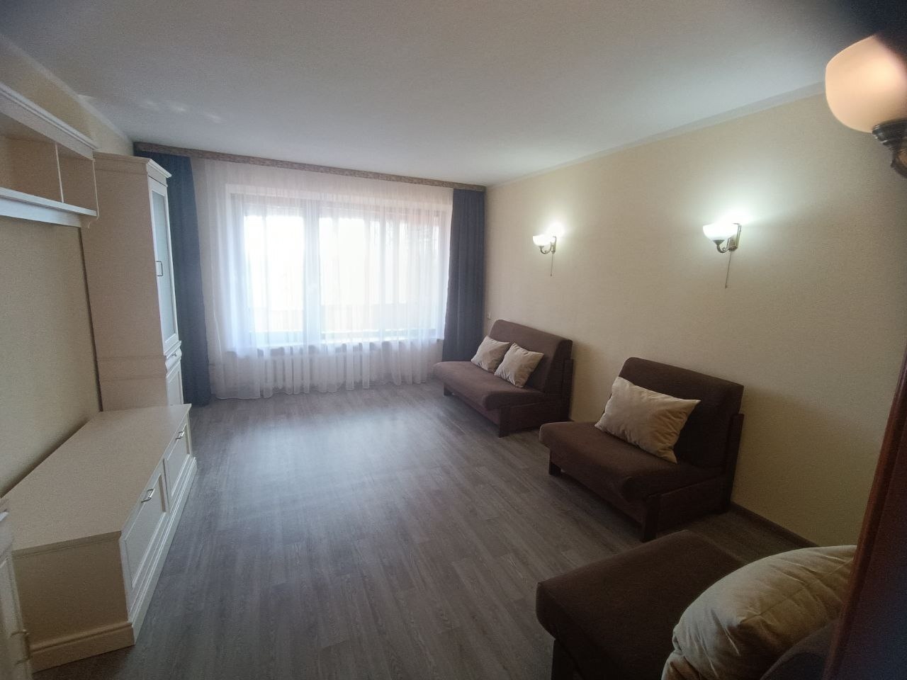 🏡3-комнатная квартира Центр ул. Коцюбинского 💰8 600 000р. Ленинский район 8/10 эт. кирпичного дома, не угловая, 75 кв.м, кухня 11 кв.м. Современный качественный ремонт, окна евробрус, натяжные потолки, с/у смежный в плитке, балкон и лоджия застеклены. Хорошая мебель, на кухне столешницы из натурального камня,...