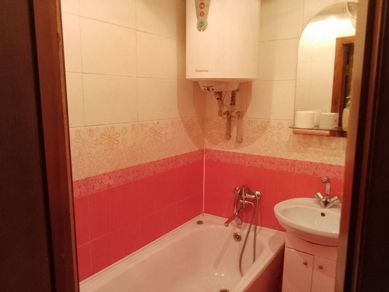 Продам 1-к квартиру на кв. Комарова. 33,3м2(чешский проект) 4/5 эт. Лестничные площадки большие широкие. В подъезде сделан ремонт. Дом кооперативный, кирпичный. Квартира с ремонтом. -Батареи Чехия, -окна м/п, -балкон металлопластик, обшит внутри и с улицы белым пластиком. -Ванная в современном кафеле, Мойдоды...
