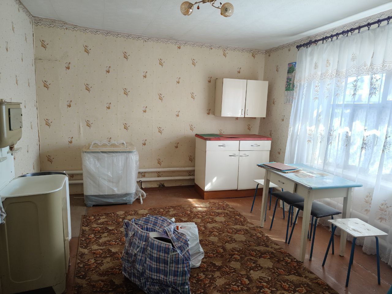 Продается дом 66м2. пер. Каменноугольный. Каменнобродский р-н. г. Луганск. Материал стен: мергель/ шлакобдлок. Кухня 10 м2 Окна дерево. Напольный котёл. Свет , газ в доме. Вода во дворе. Хорошие подъездные пути, гараж, летняя кухня газофицированная. Земельный участок 4 сот. не приват. Цена 3100000 р. Тел. +7...