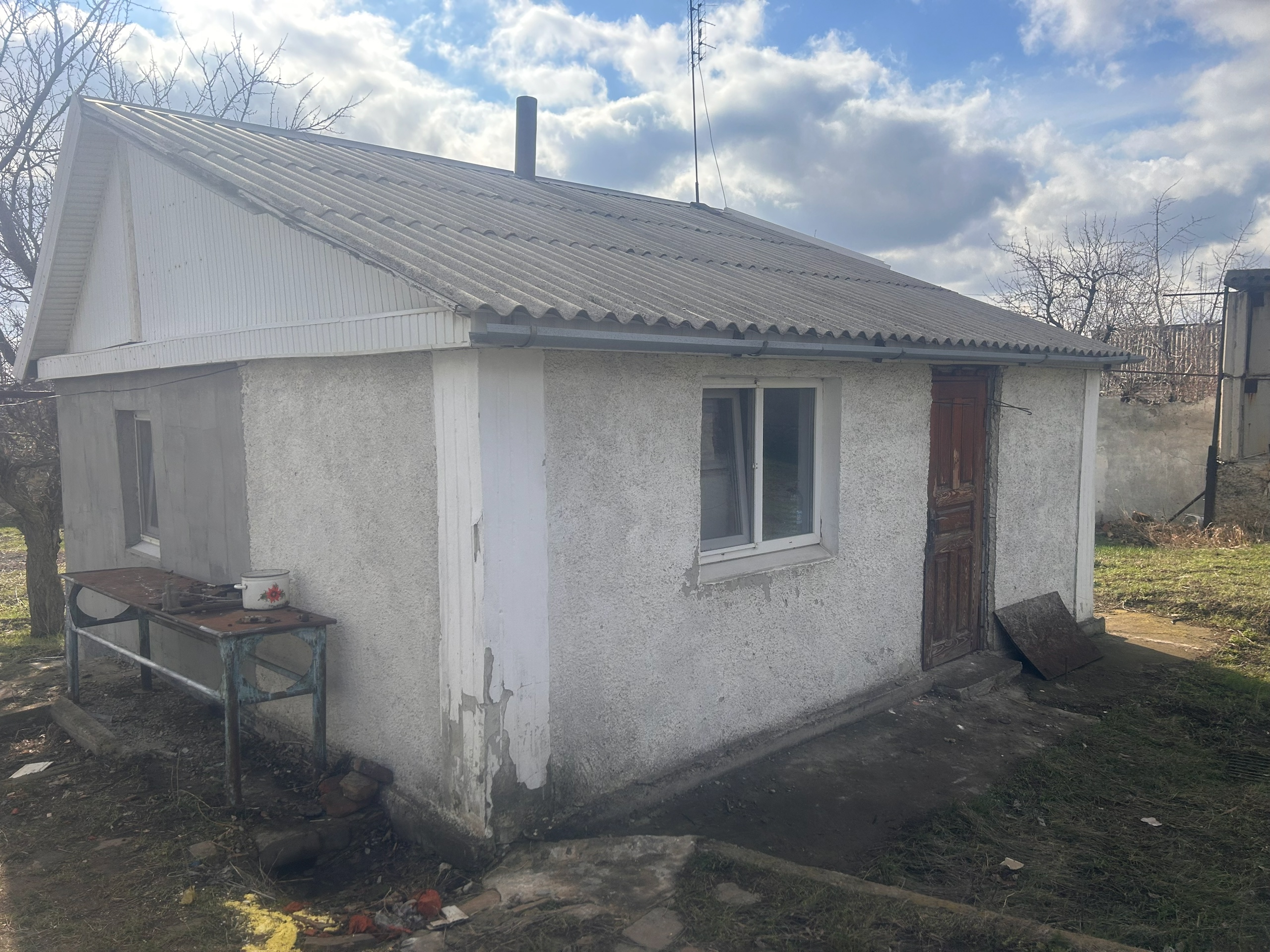 Продается дом,в Краснодоне, возле рынка, есть гараж, летняя кухня, и доме и в кухне газ форсунка, удобства на улице. 1700млн, +79381054170 телеграмм
