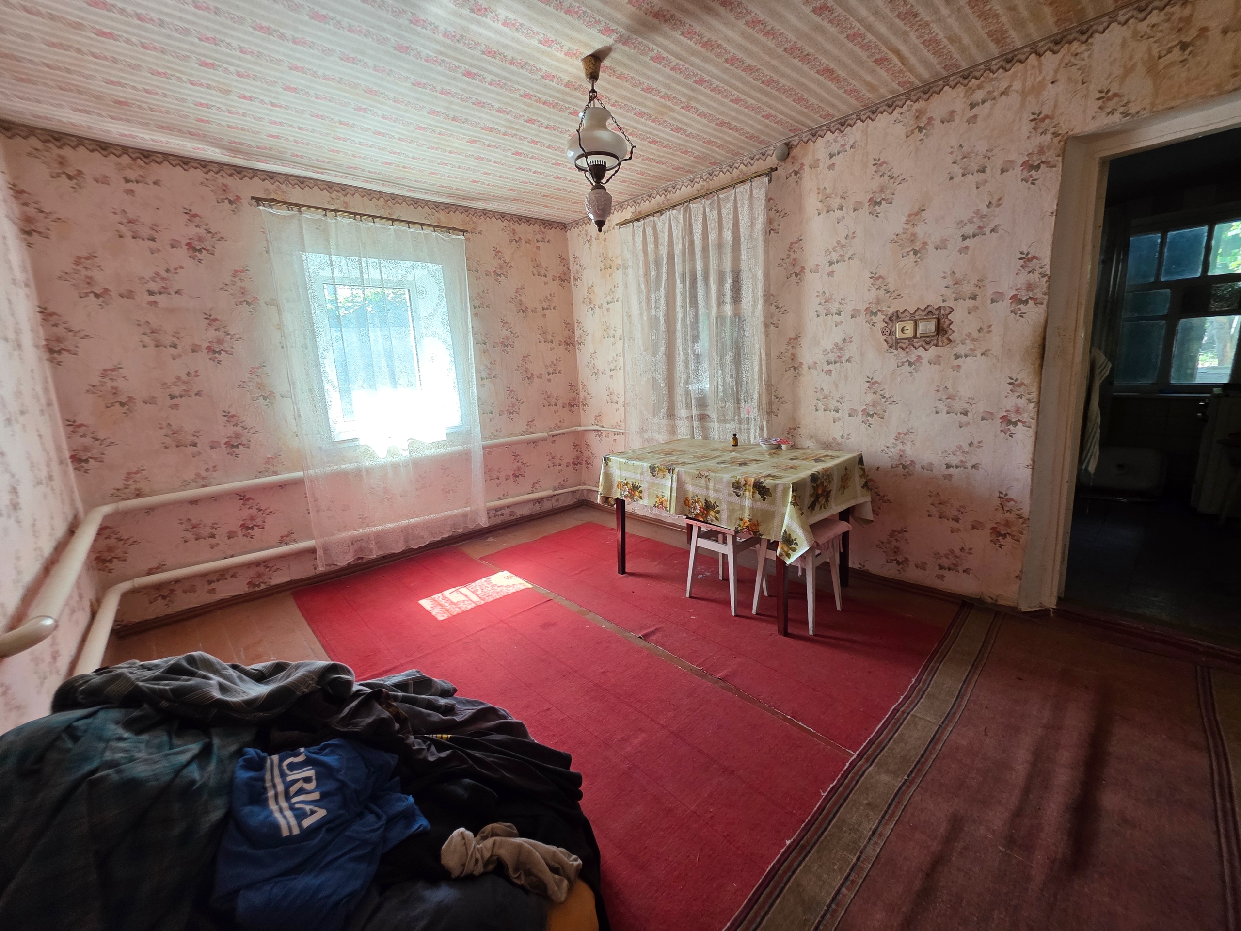 Дом 123м2, ул. Проездная, Артемовский р-н, г. Луганск Дом 123м2 6 комнат, ул. Проездная, Артемовский р-н, г. Луганск. Общая пл - 123м2, жилая-68м2 по комнатам 17/6/17/7/7/14м2 из них 4 отдельные, кухня - 10м2. Материал стен - мергель/кирпич. Окна м/п. Высота потолка 2.60м. Газовый одноконтурный котел. Нормаль...