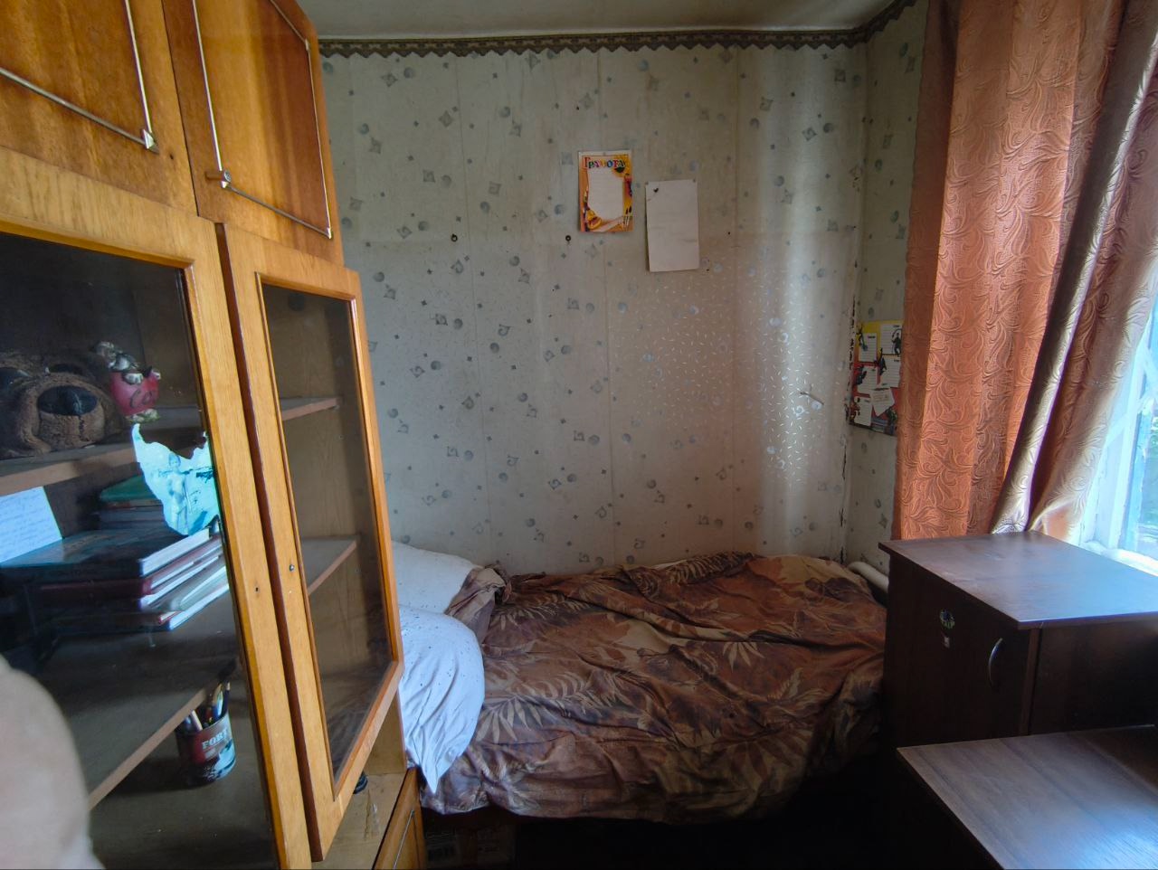 Дом пгт. Станица Луганская, ул. Красноармейская Цена: 1 800 000 руб. пгт. Станица Луганская ул. Красноармейская. Участок 9.5 сот. (приват), общ. пл. 57.5 кв.м., на участке 2 сарая, погреб, летний душ. Есть скважина подведена в дом, подключено и к центральному. Рядом лес, чистый воздух, тихий и спокойный район...