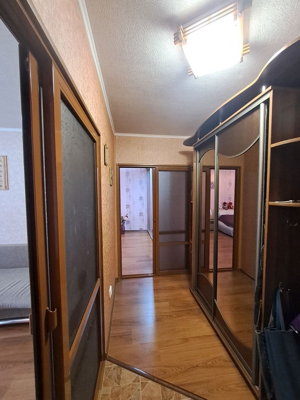 Продам 2-х комн. Площадь -55м2, 7-й этаж 9-ти эт. дома. Окна выходят Победоносную ул. Состояние заходи и живи свежий ремонт. Мебель и бытовая техника почти вся остаётся. Отопление центральное. 7 000 000 +79592093022 г. Луганск кв. Заречный дом-6...
