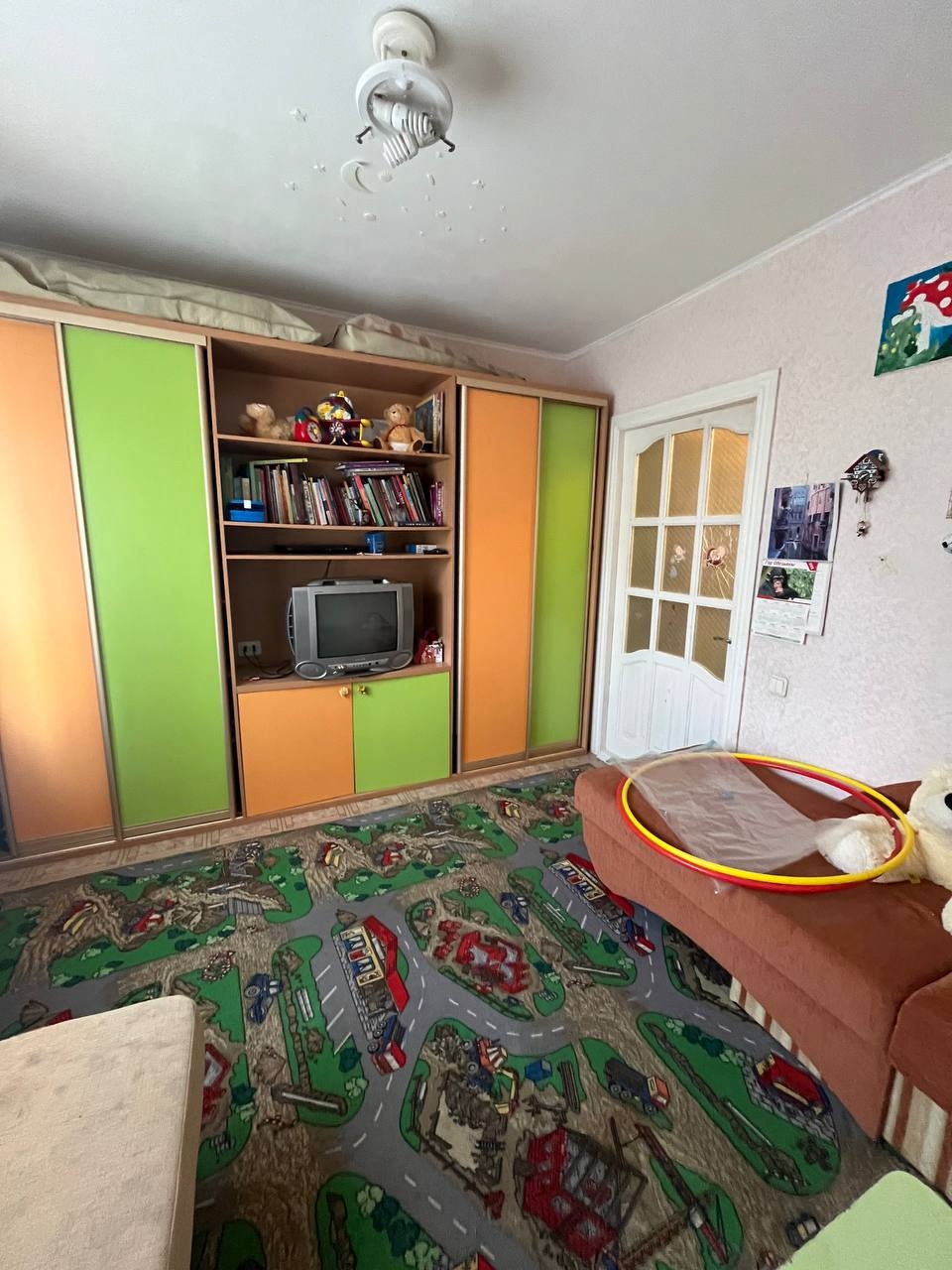 Продам 4-кк с АВТОНОМНЫМ ОТОПЛЕНИЕМ на кв. Мирный 2 этаж 9 этажного дома . Общая площадь 85 м 2. Окна м/п. 2 лоджии . Квартира с ремонтом. В квартире хорошее жилое состояние, заходи и живи. Продается с мебелью. Подъезд с ремонтом . Отличное месторасположение . Рядом рынок , остановка транспорта с отличной раз...