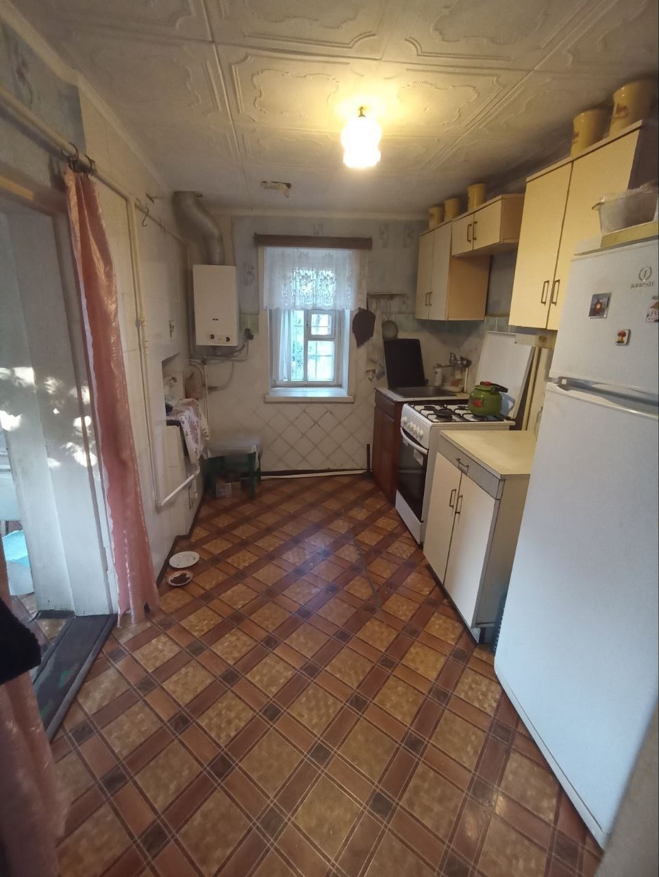 ‼‼ Продам дом на ул. Королева! (р-н клуба Сахар ). Дом 45 м², Флигель 21 м².Участок-8 соток- приватизирован.В доме 3 комнаты (2 изолированных).В флигеле кухня+1 комната.Заезд для авто.2 гаража. Состояние жилое.Потолки 2,5 метра.Отопление-1к. котел, горячая вода-газовая колонка. Крыша шифер в хорошем состоянии...