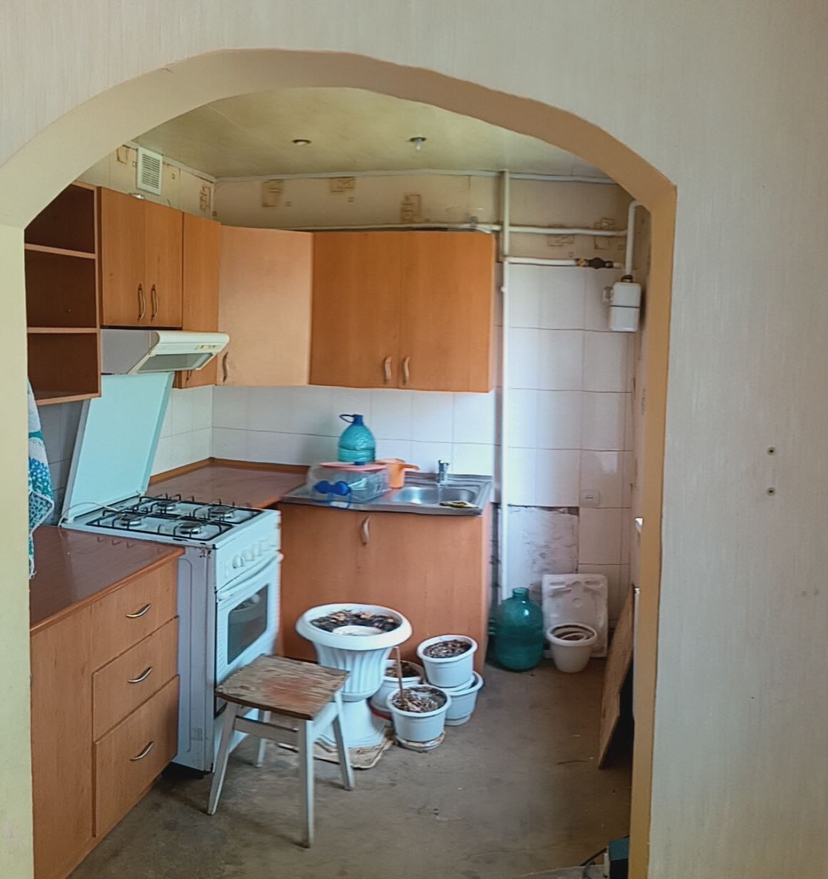 ПРОДАЕТСЯ 3-Х КОМНАТНАЯ КВАРТИРА 📍г. Стаханов, ул. Хруничева, 11 (р-н. Ромашка) 🏢Этаж: 3/4 🖊ДЕТАЛИ: ⭐Квартира в панельном доме, не угловая, сухая ⭐В пешей доступности: остановка общественного транспорта, магазины, в 5-ти минутах ходьбы сквер (Парк победы) ⭐Сделана перепланировка ⭐Установлен газовый котел (2-х...