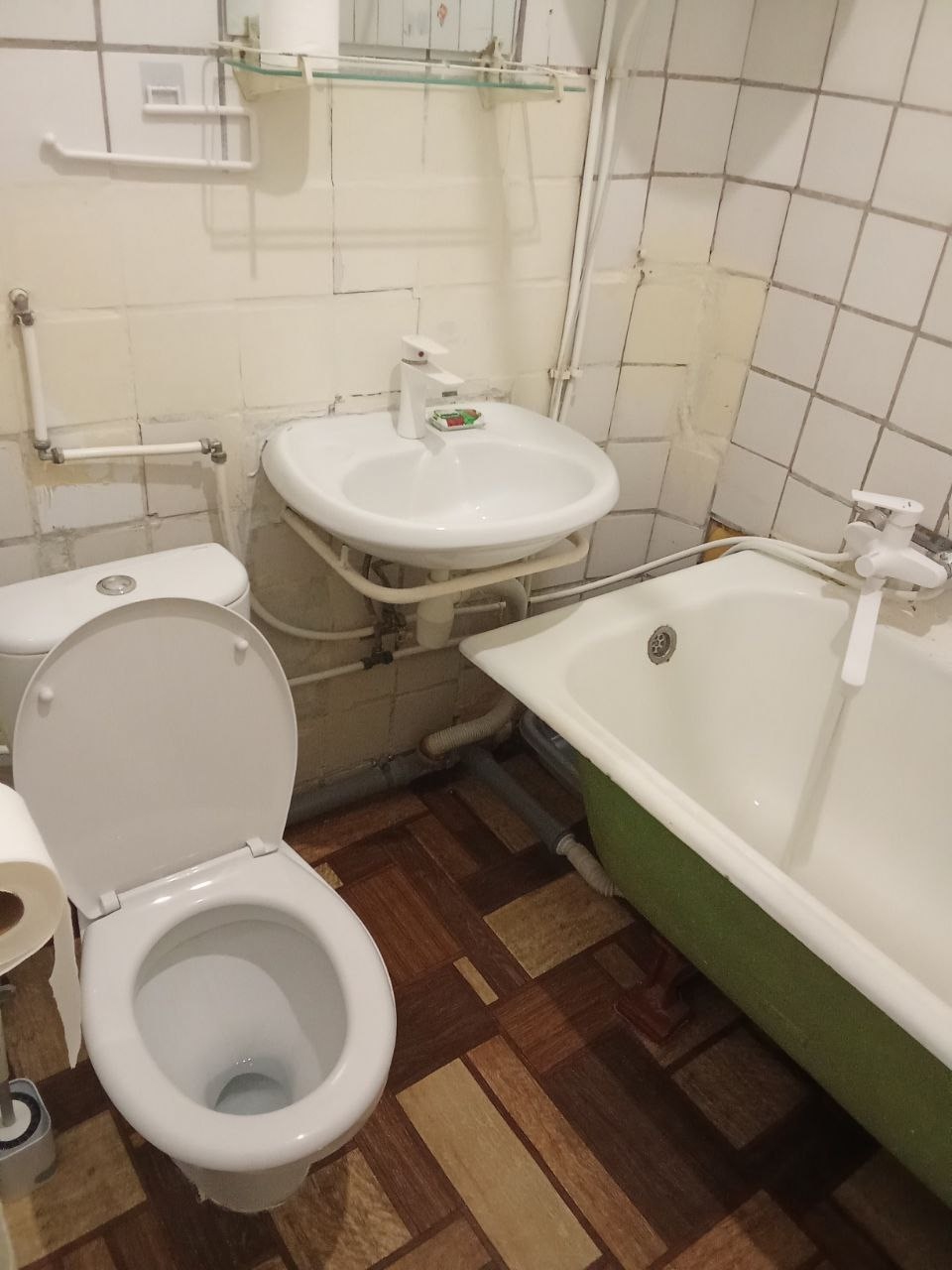 Сдам 2к квартиру Новый городок, до остановки городок ОР 1мин, 3/3эт. 🔹Для студентов, до 4 человек, семейной паре с детками. Без животных. 🔹Сдаётся на срок от 6 месяцев, не курящих ( балкон отсутствует). 🔹В квартире есть все необходимое для комфортного проживания, 4 спальных места, кондиционер, стиральная маши...
