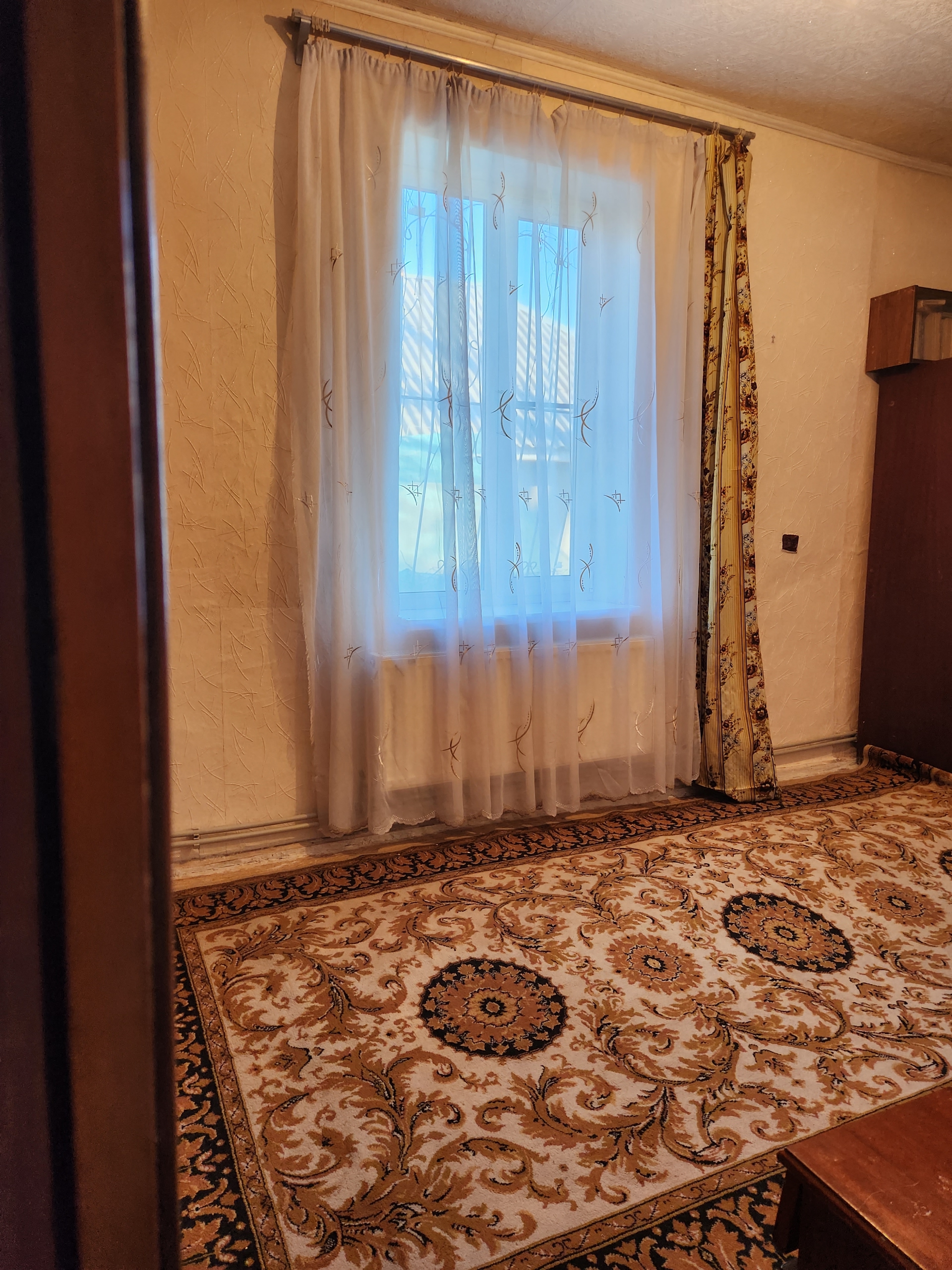 ‼️‼️Продаеться просторный, светлый, теплый дом 85м.кв. г.Луганск в районе ул Чапаева возле 4-ой школы. 🌳 Земельный участок 10 соток приватизирован ✅ 3 жилые комнаты: просторный , светлый зал 30 кв.м., две спальни (16 и 13кв.м), кухня (18 м.кв ), высота потолков 2,85 м. ✅Двухконтурный котел обеспечит комфорт в...