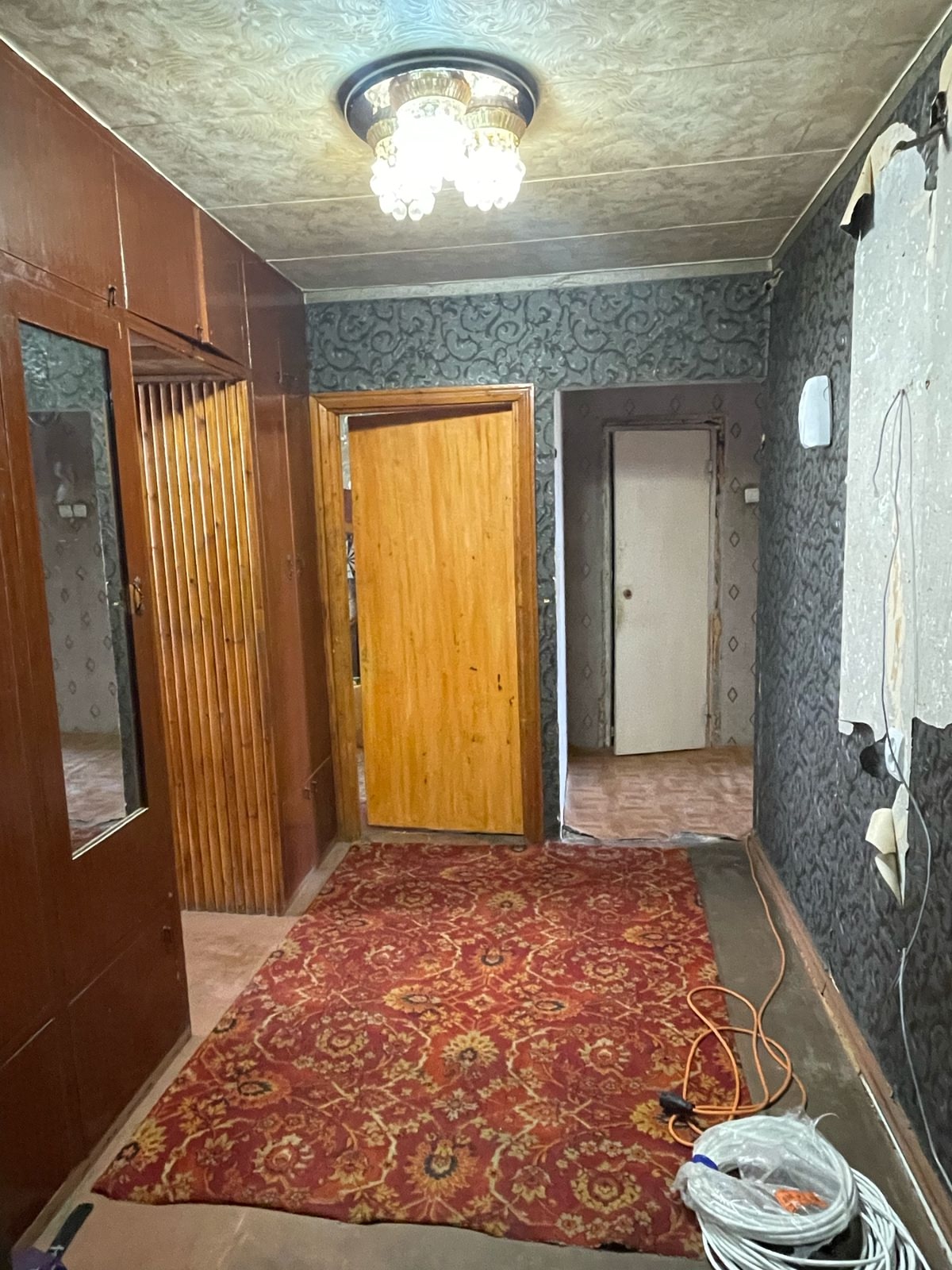 г. Свердловск, кв. 60 лет СССР д. 48 Продам 2-ком. квартиру расположенную на 5 эт. 5-ти эт. дома. Отопление индивидуальное, вода городская. Цена 1 300 000 руб. Тел. +7959 160 62 00 Марина