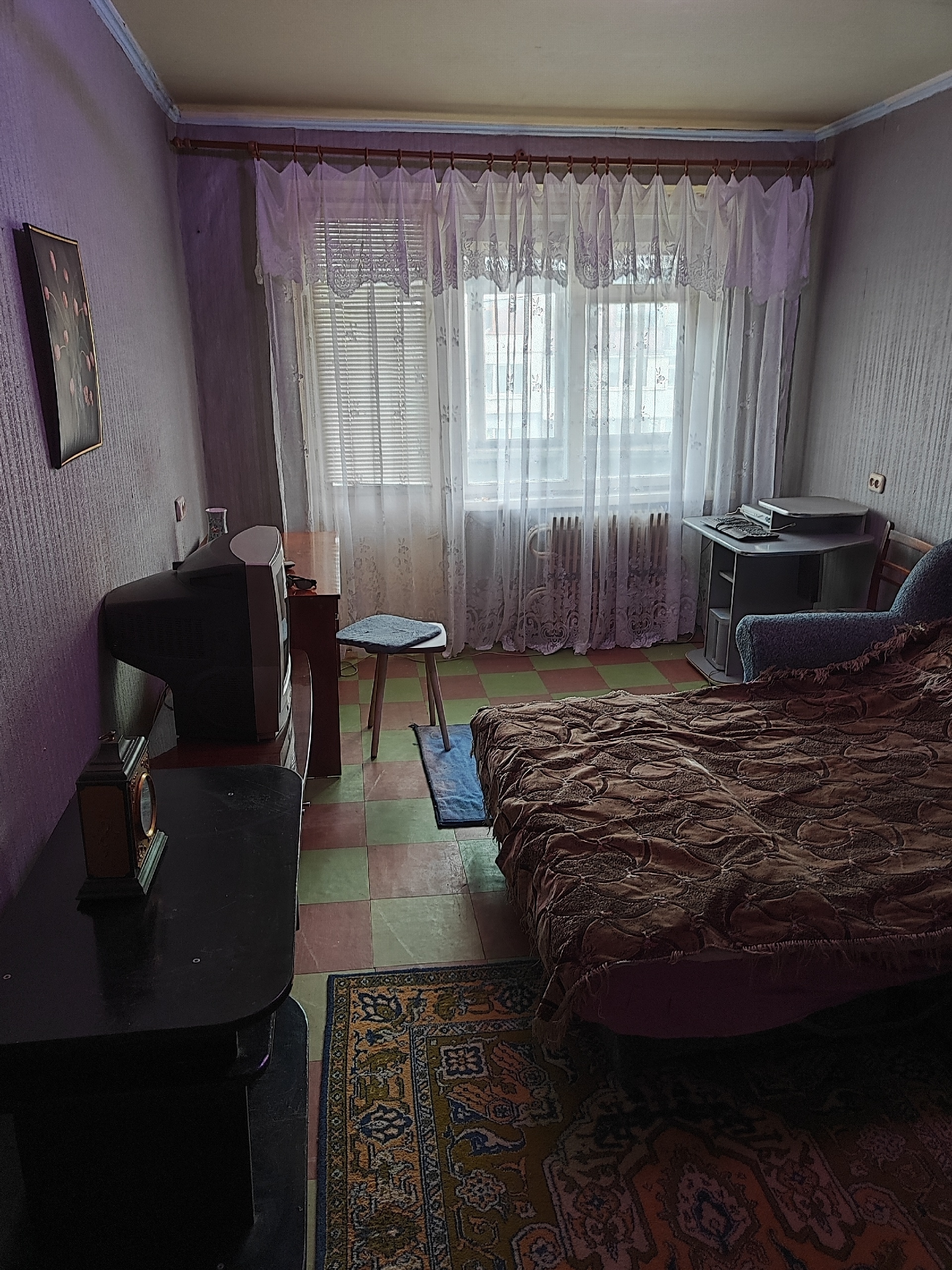 Сдается однокомнатная квартира чешка в районе маг. Донбасс, 5 этаж. Имеется холодильник, микроволновая печь, стиральная машинка, телевизор, пылесос, вай-фай. Стоимость 17000 + ком. услуги + залог Контактный номер + 79591576000...